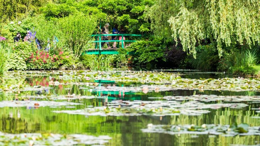 From Paris: Versailles and Giverny Full-Day Trip - Rolling out west: the countryside transfer that keeps the day sane