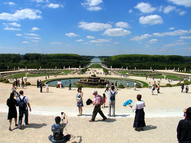 From Paris: Versailles Guided Tour by Deluxe Minibus - The guided palace route: Queen’s Bedroom to the Hall of Mirrors