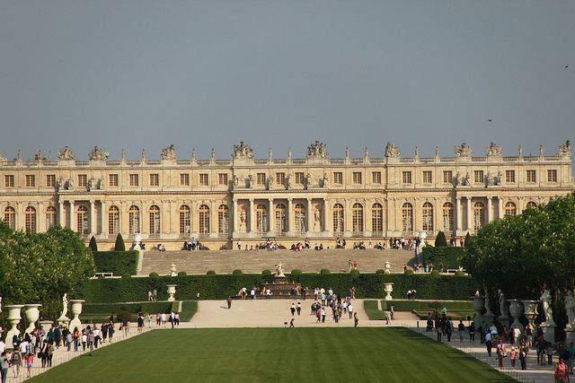 From Paris: Versailles Guided Tour by Deluxe Minibus - Gardens time with limited hours: a la francaise without the stress