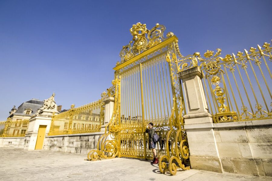 From Paris: Versailles Palace Self Guided & Gardens tickets - From Paris to Versailles: the AC bus is part of the value