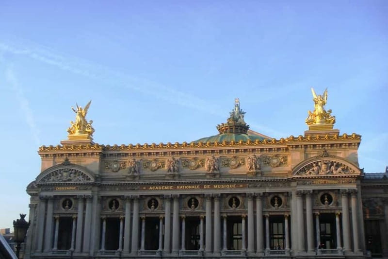German private Walking Tour through Montmartre & Passages - Place du Tertre: where the artist quarter becomes real
