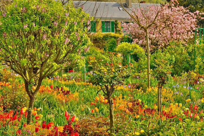 Giverny & Auvers sur Oise Private Day Trip with Monet & Van Gogh Tour from Paris - Église Sainte-Radegonde in Giverny: a 15-minute break with real character