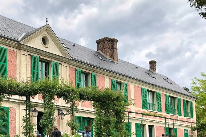 Giverny Monet House Half Day Private Guided Tour from Paris - Paris to Giverny in a private car: the part you usually don’t want to think about