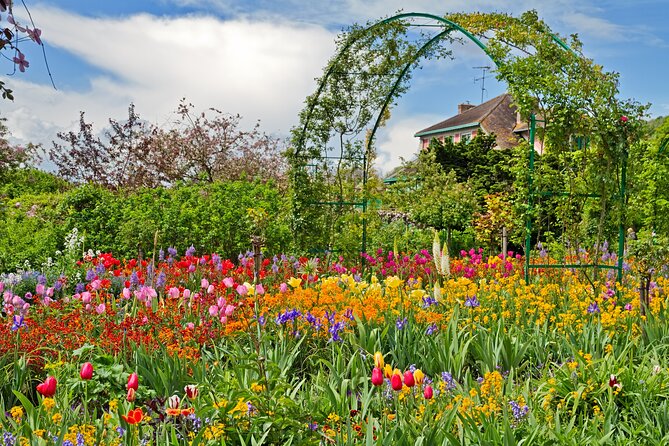 Giverny Monet’s Home and Gardens Half Day Tour from Paris - Logistics that can make or break your day
