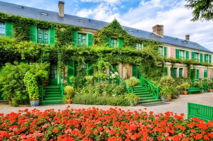 Giverny: Monet's House and Gardens Guided Tour - Water lilies and the Japanese bridge: the most famous garden moment