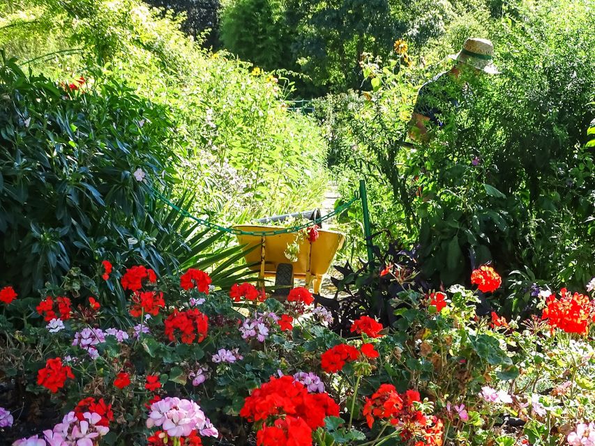 Giverny: Monet's House and Gardens Guided Tour - Timing tips: avoid the worst crowds and heat