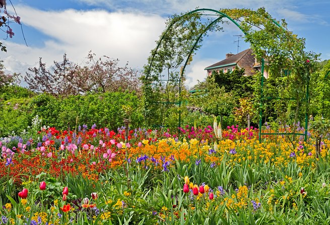 Giverny & Versailles Audio Guided Day Trip with Lunch from Paris - The audio guide setup: bring headphones, test the app
