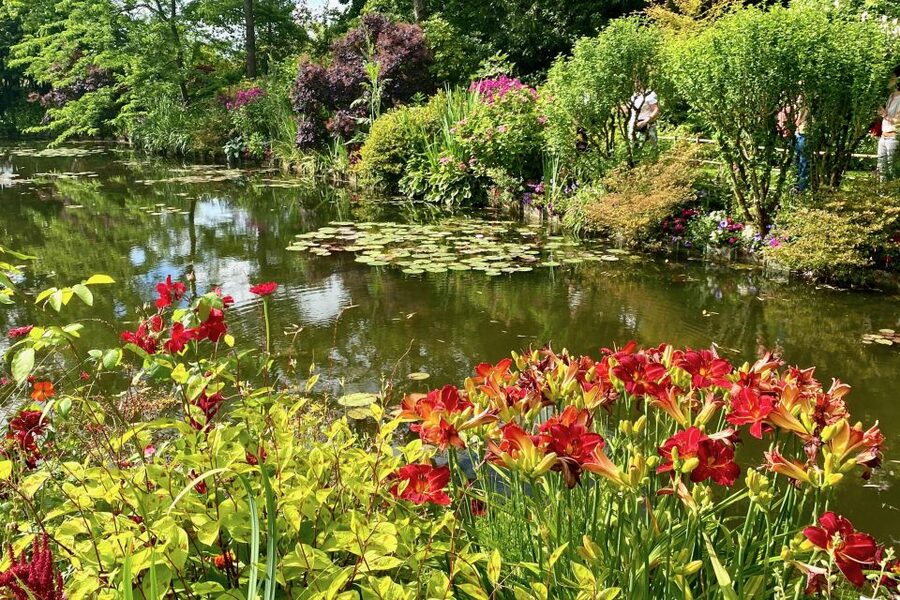 Giverny Versailles Trianon Small Group by Minivan from Paris - On the drive to Versailles: let the guide set your context