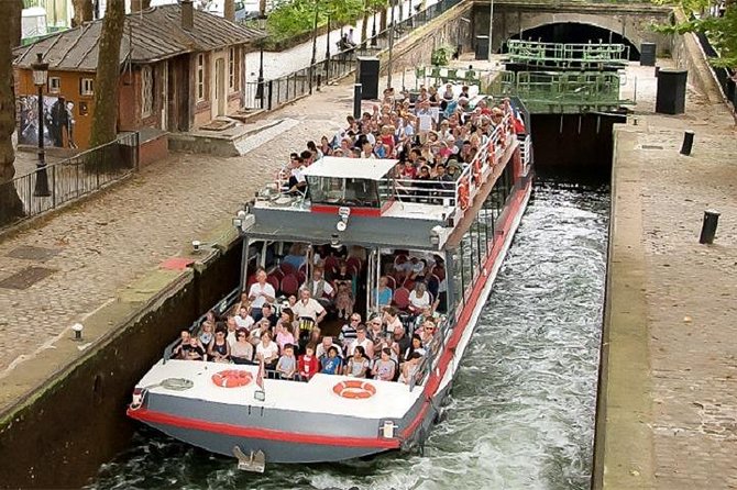 Guided Cruise The Old Paris on Canal Saint Martin - The tunnel under the city: the calm moment everyone notices