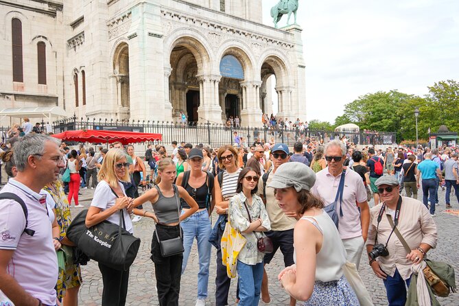 Guided tour of Montmartre in songs with a professional - Dalida’s house, Theatre Lepic, and her statue: the pop side of Montmartre