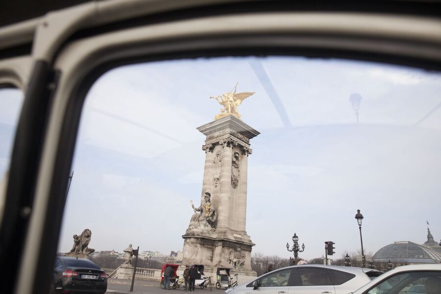 Highlights of Paris: Private 6-Hour Vintage 2CV Tour - Arc de Triomphe views and the city’s grand lineup