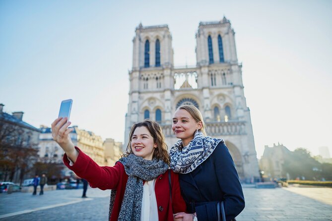 Historic Heart of Paris: Île de la Cité Walking Tour - Starting at Hôtel de Ville: the perfect first “Paris framing”