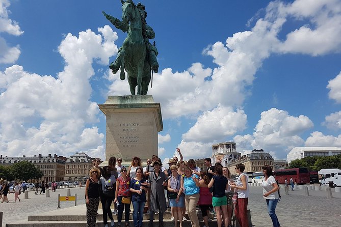 Historical treasure hunt in the city of Versailles - Where the hunt starts: the Louis XIV equestrian statue