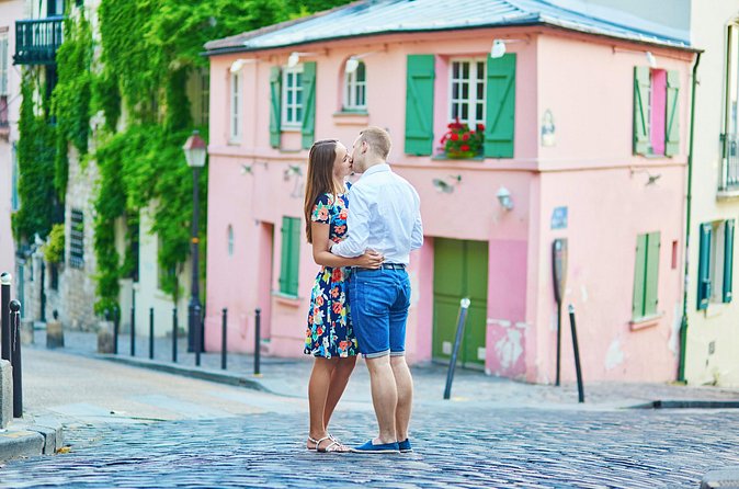Iconic Paris - private photo shoot in the streets of Montmartre - Premium option: John Wick steps and the Instagram carousel