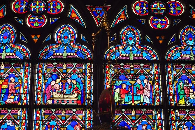 Île de la Cité Guided Tour & assistance Notre Dame entrance - Stop 3: Shakespeare and Company for a literary reset