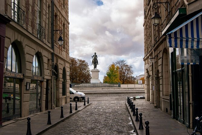 Ile de la Cite Walking Tour with Crypt Access - Meeting at 15 Pl. du Pont Neuf: how the tour gets you moving