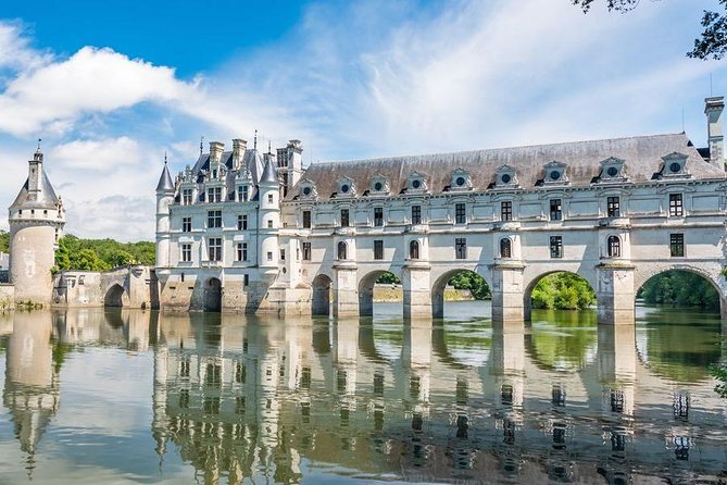 Incredible Loire castles tour with lunch and a vineyard visit - Practical tips: cold chateaux, comfy van, and using audio well