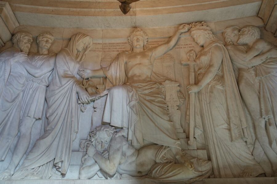 Invalides Museum - WWI & WWII - Guided Tour up to 8 guests - Courtyard Under Louis XIV: a veteran’s hospital with a purpose