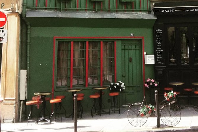 Latin District 2-Hour Private Tour: from the Middle Ages to Midnight in Paris - Shakespeare and Company: a free stop for book lovers
