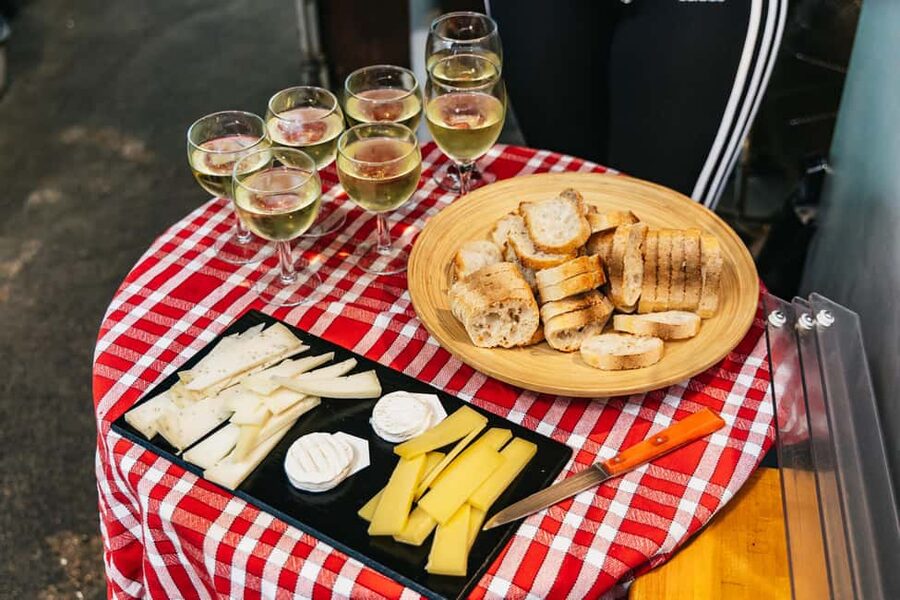 Le Marais Walking Food Tour with Cheese, Wine & Pastries - Key things that make this tour work