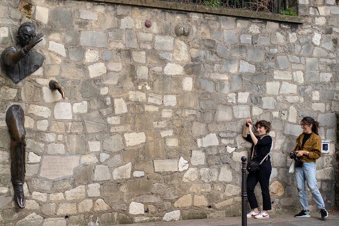 Learn the art of street photography in the heart of Montmartre! - Meet at Place des Abbesses, then start walking like a photographer