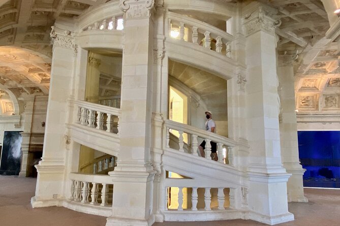 Loire Valley Castles Chenonceau Amboise & Da Vinci Small Group - Chenonceau’s ladies’ castle: gardens, the river arches, and guided pacing