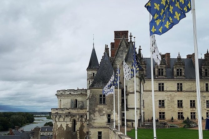 Loire Valley Castles Small-Group Day Trip from Paris - Château de Chenonceau: The River-Floating Castle with Romance