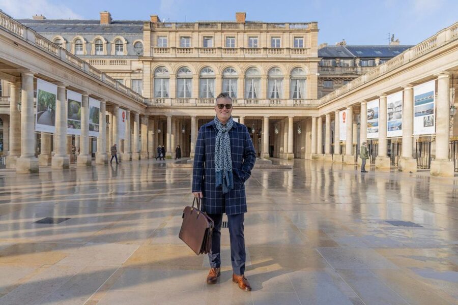Louvre area photo shoot by Paris photographer - Key things to know before you book
