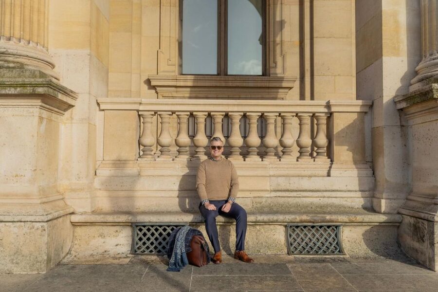 Louvre area photo shoot by Paris photographer - Louvre-area photos feel better when you slow down