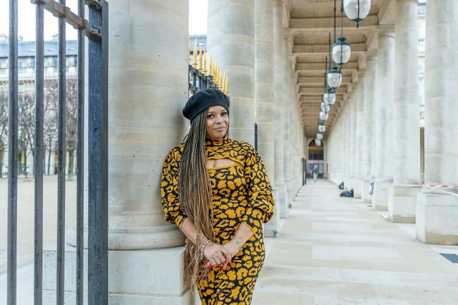 Louvre area photo shoot by Paris photographer - Louvre Museum Pyramid area: classic angles with less chaos