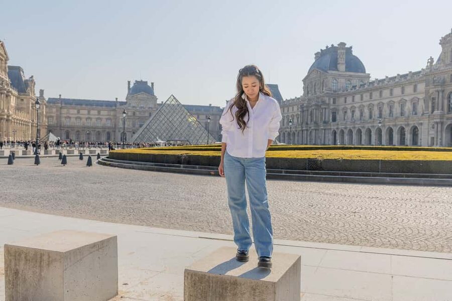 Louvre area photo shoot by Paris photographer - The 25-minute timing: how to get the most portraits possible