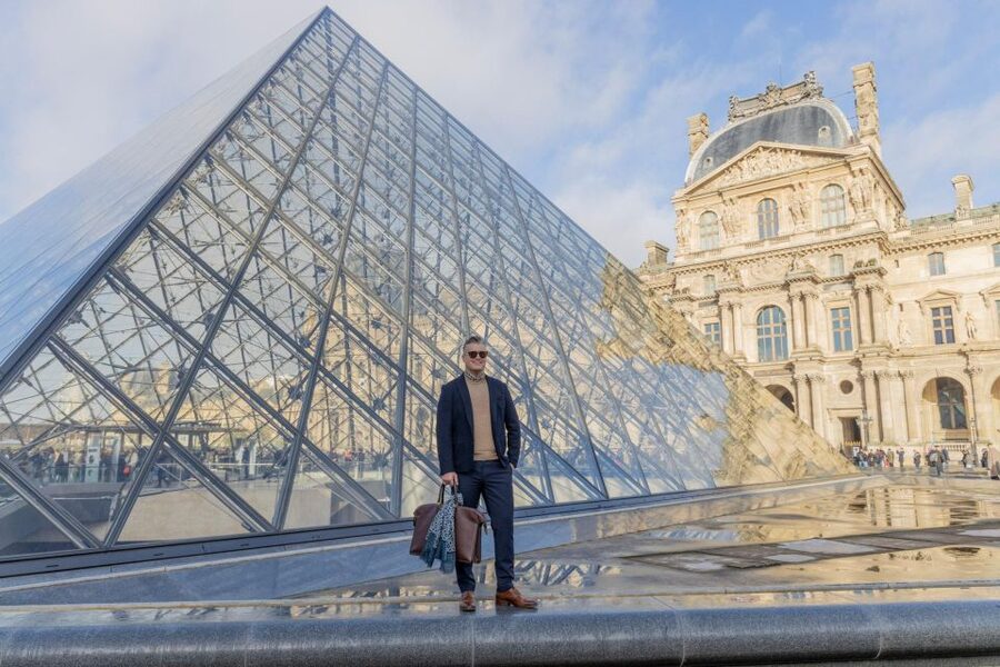 Louvre area photo shoot by Paris photographer - How the photos are chosen (and what to do with them)