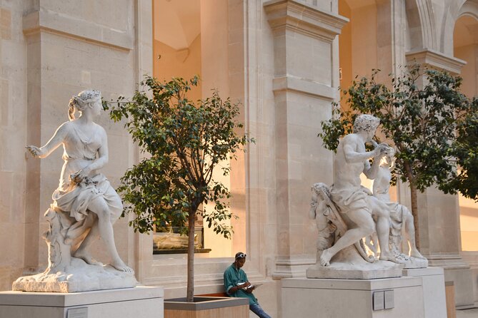 Louvre Art and Mysteries: Guided Experience for 6-people Max - A small group means better control of your time