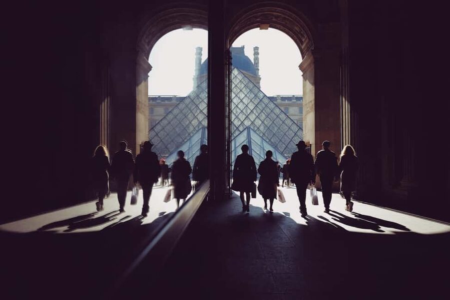Louvre & Mona Lisa Small Group Tour with Reserved Entry - How the guide experience shapes the tour (Omar, Maxim, Addie, and more)