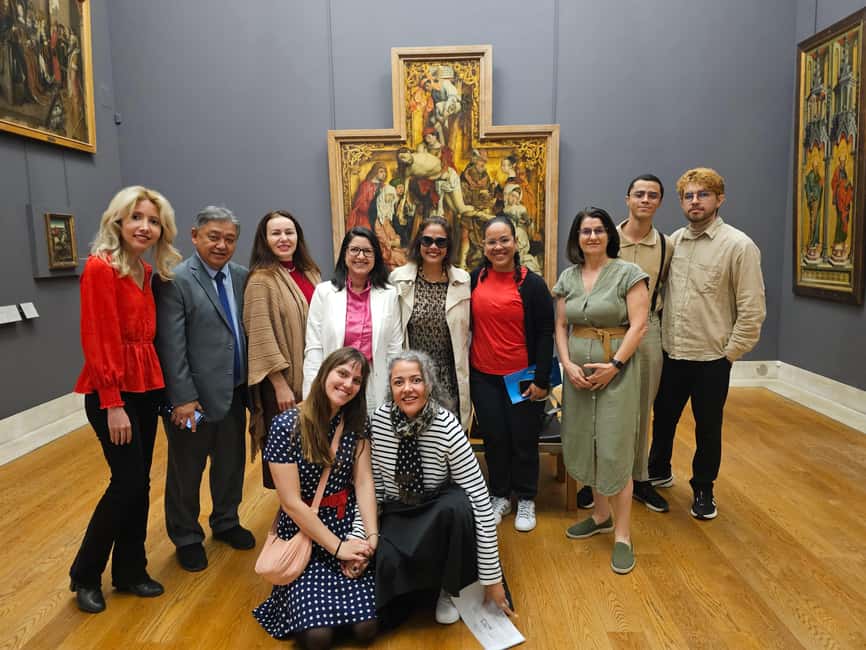 Louvre Museum (Essential) – 2-hour visit in Portuguese with a photo session - First 10 minutes: your safety briefing and tour game plan