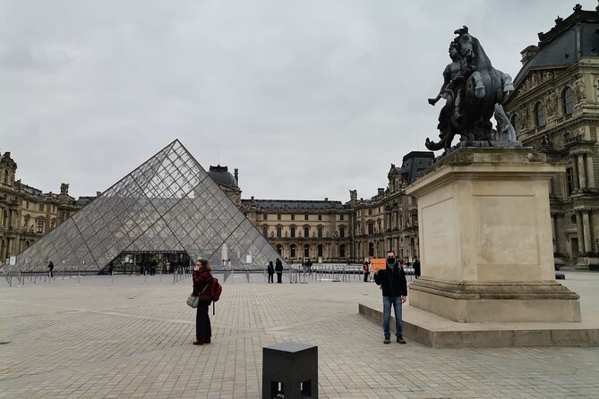 Louvre Museum Guided Tour Options with Timed Entry - Inside the Louvre with a guide: what you should expect in 1–2 hours