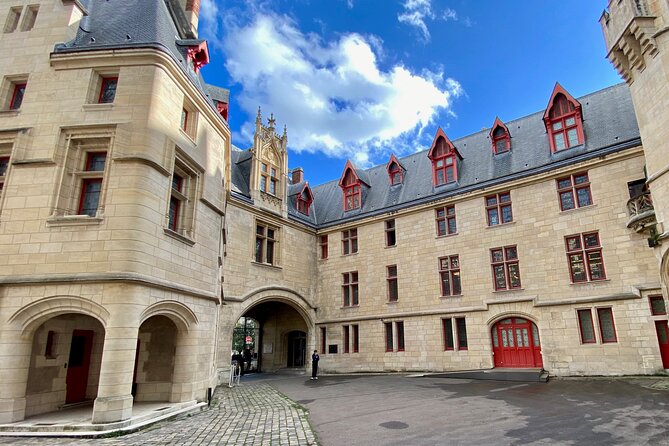 Marais HiddenTreasures, audioguided walking tour - Hôtel d’Aumont energy: mansion architecture and garden views