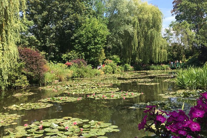 Monet's Gardens & House-Private Giverny Tour From Paris - The Giverny Village Stroll: Flowers, Cafés, and Hotel Baudy