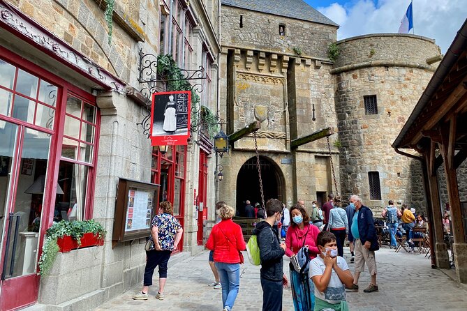 Mont Saint-Michel Small-group 2 to 7 people from Paris - Mercedes minivan comfort vs the realities of a long ride