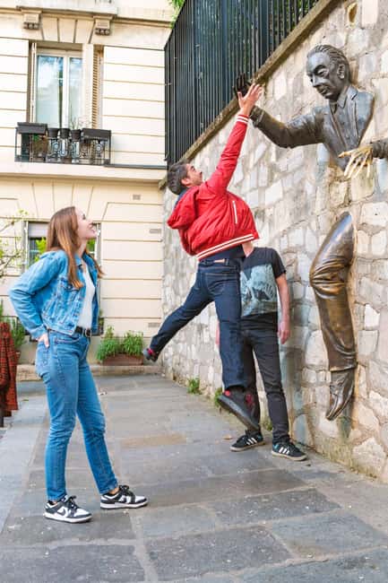 Montmartre Before the Crowds: Walk Tour & Breakfast - Place du Tertre at peaceful hours