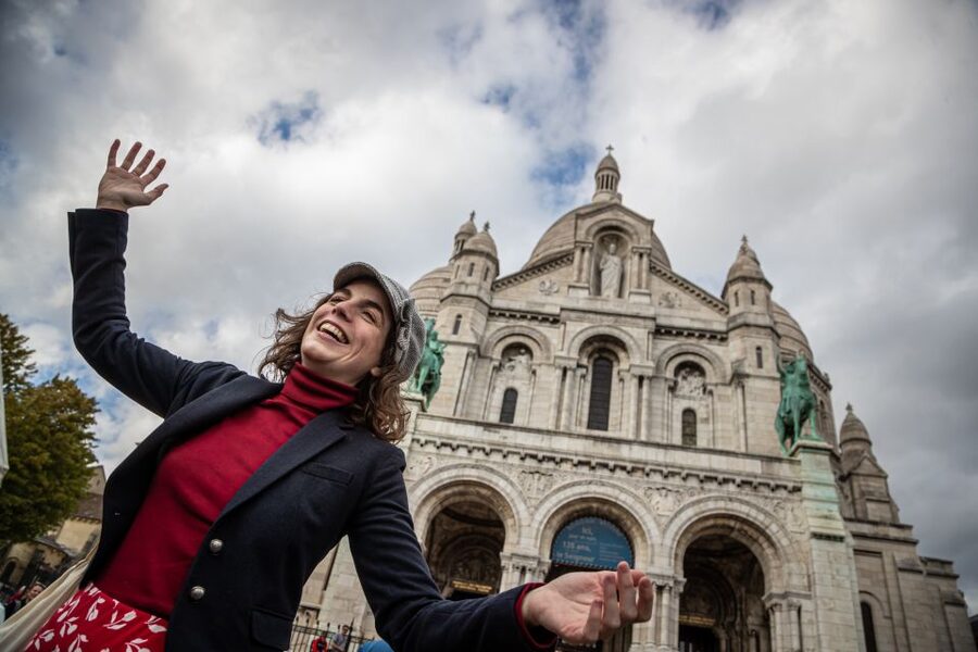 Montmartre en chansons: tour with a professional singer - Why a capella singer turns Montmartre into a real show