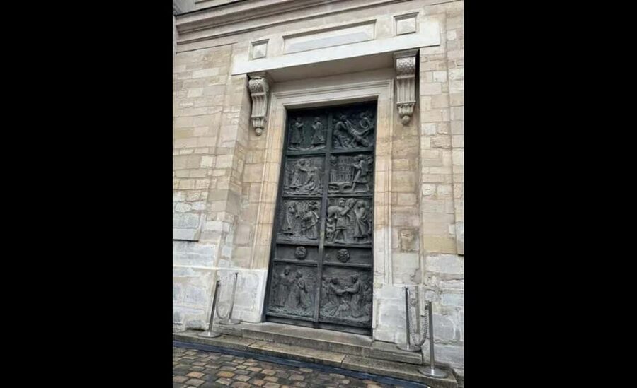 Montmartre for Art Lovers - Walking tour with Expert Guide - Rue de l’Abreuvoir and café-street ambiance: walking the artist mood