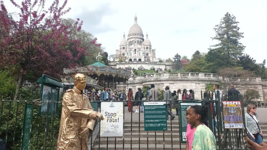 Montmartre: Guided Tour for Kids and Families - Abbesses district: the I love you wall and a second carousel ride