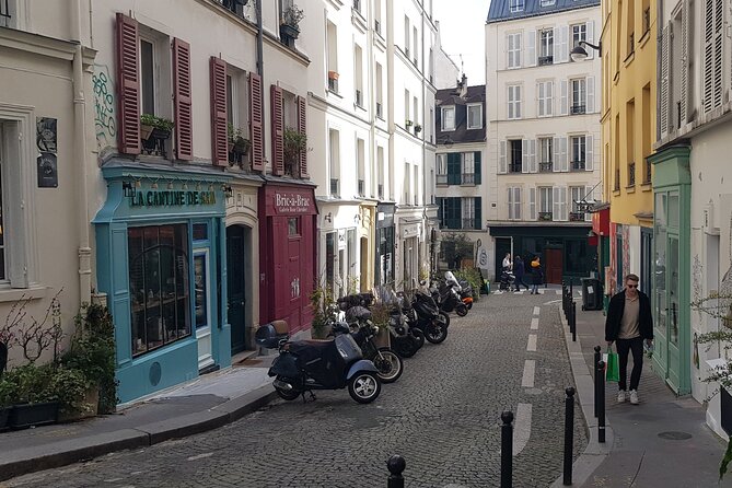 Montmartre Sacré Coeur and Moulin Rouge best shops and cafés - Sacré-Cœur at the top: architecture, sculptures, and city views