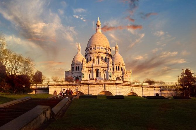 Montmartre & Sacré Coeur Private Historical 2-Hour Walking Tour in Paris - Moulin Rouge Exterior: How the Story Sets the Tone