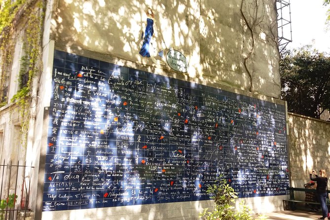 Montmartre Self-Guided Audio Tour: More Than Meets the Eye - The Wall of Love: Mur des je t’aime Stops You Mid-Street