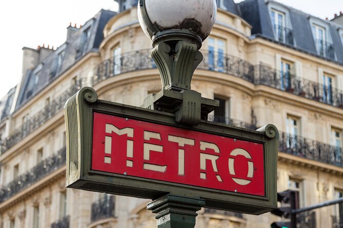 Montmartre Walking Tour: The Best of Art, Culture &Parisian Charm - Don’t miss the Moulin Rouge moment