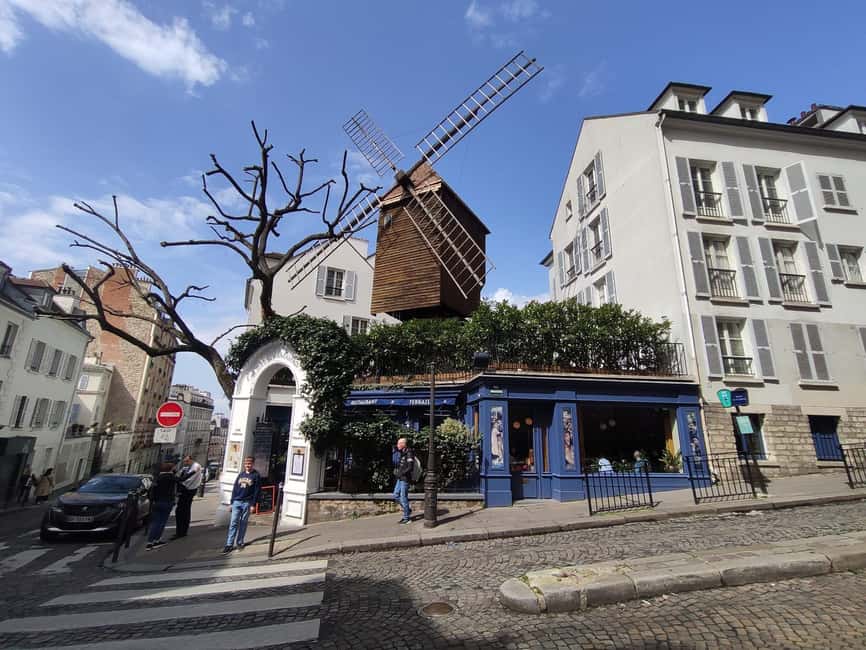 Montmartre Walking Tour with a Local Guide - Place du Tertre: the artist square that actually fits the story