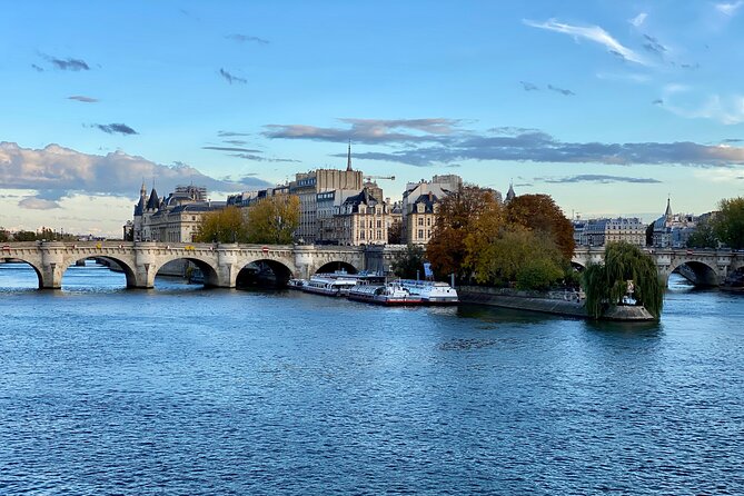 Mysteries & Legends, smartphone audioguided walking tour - Pont des Arts: Panoramic Moments Between Legends