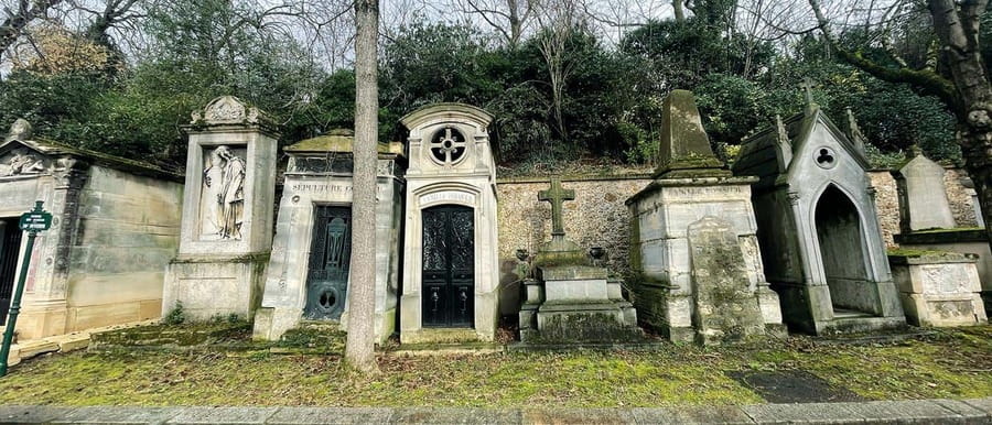 Mysteries of Père Lachaise - Meeting Père Lachaise at the biggest entrance